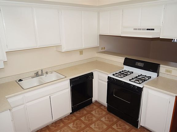 3rd image of 18550 Hatteras St Unit 64