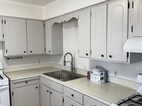 2nd image of 632 Berrydale Ave APT 1