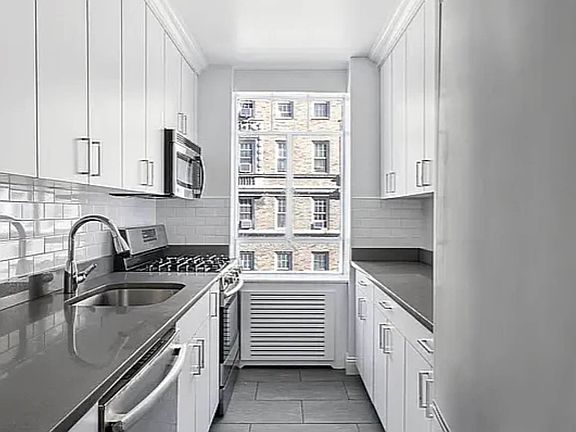 5th image of 20 5th Ave APT 2D