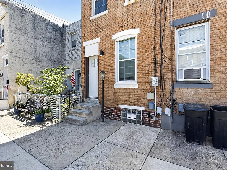 3053 Janney St — Photo 1