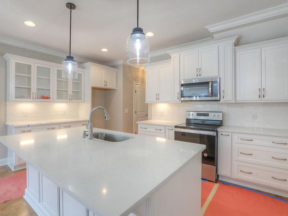 3rd image of 8331 Middlewick Ln