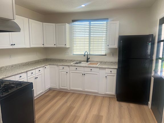 3rd image of 8835 Balboa Blvd