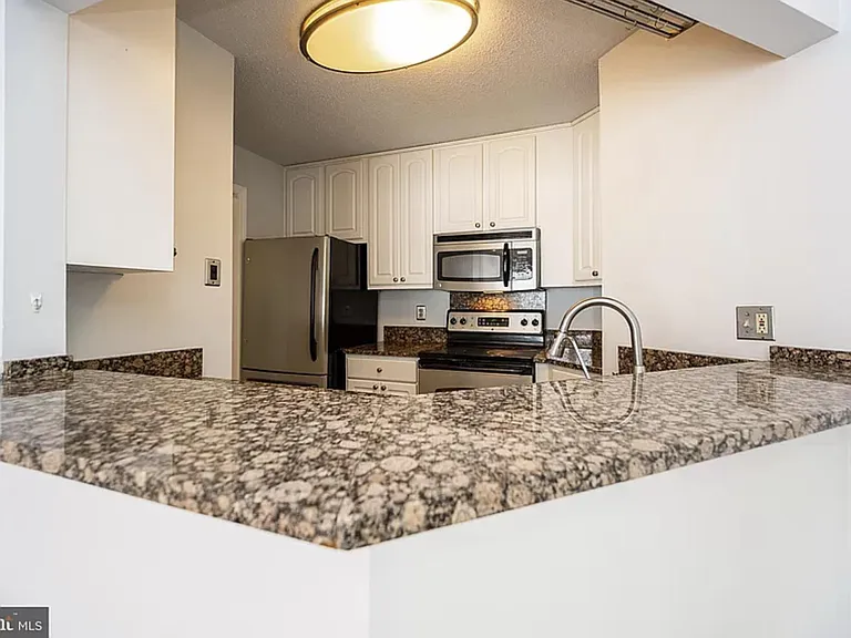 900 N Stafford St #905 — Photo 13