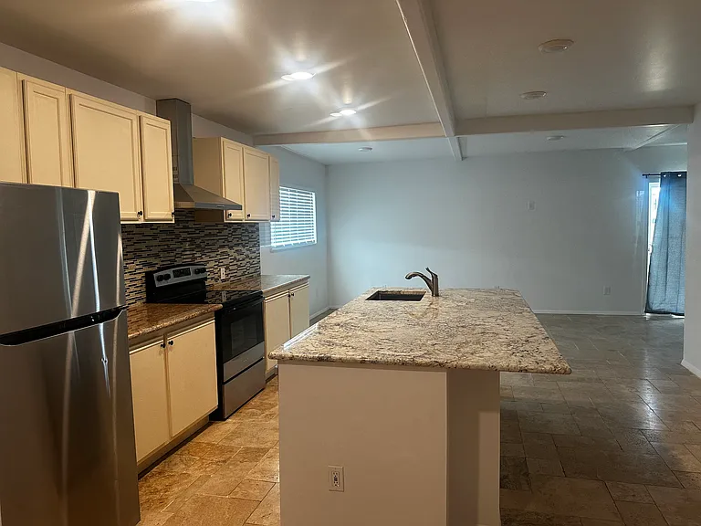 520 W Leann Ln — Photo 2