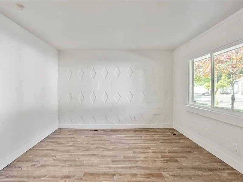 986 E Downington Ave — Photo 4