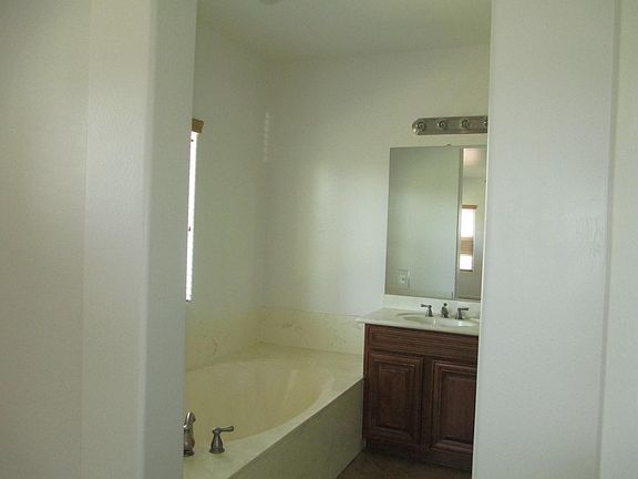 4th image of 15241 W Old Oak Ln