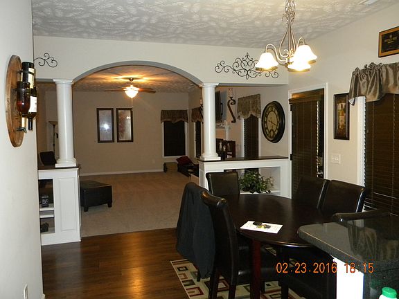 Living room/breakfast nook