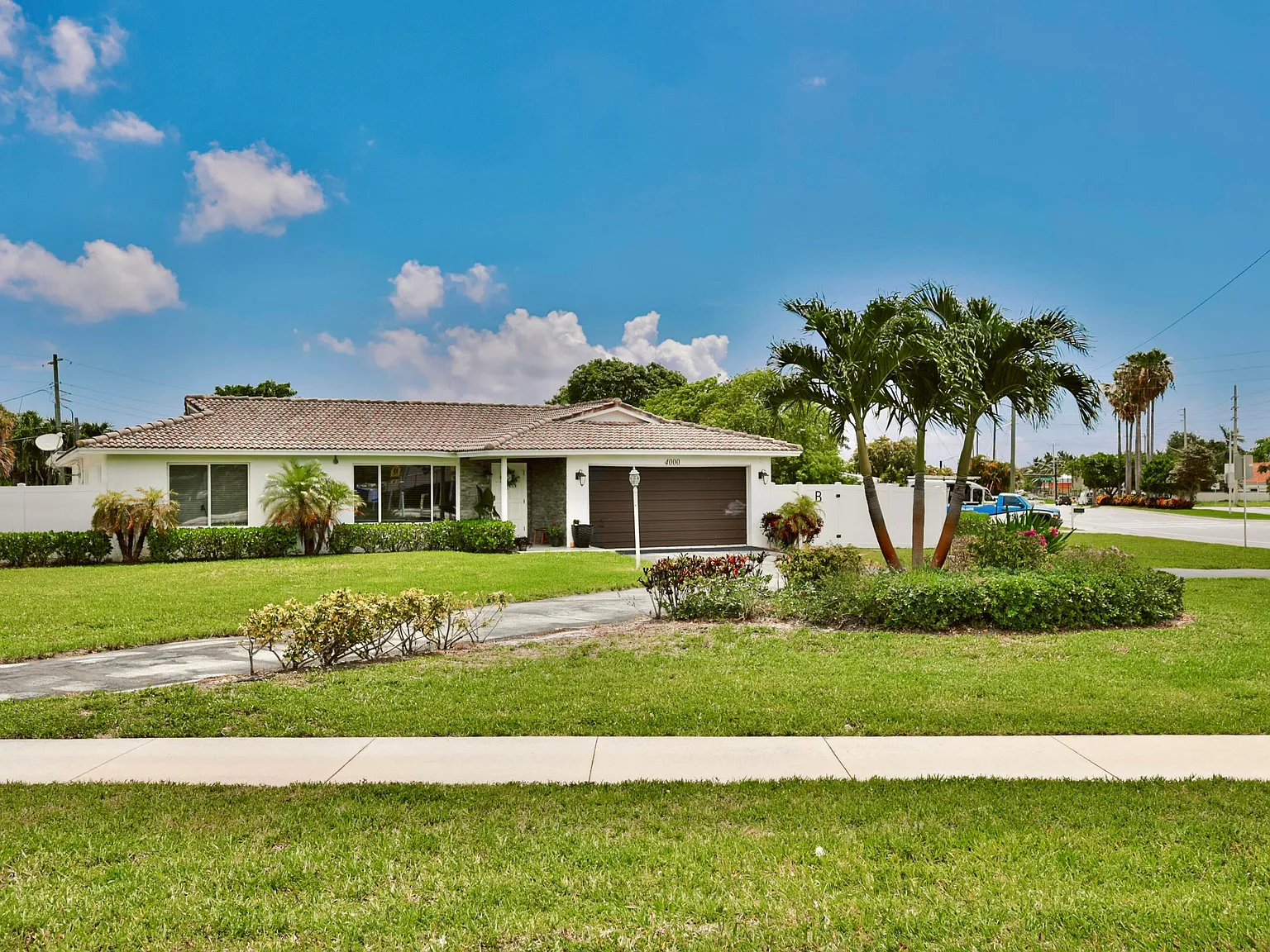 5 bed, 3.0 bath, 2640 sqft, $5,600 — Photo 2