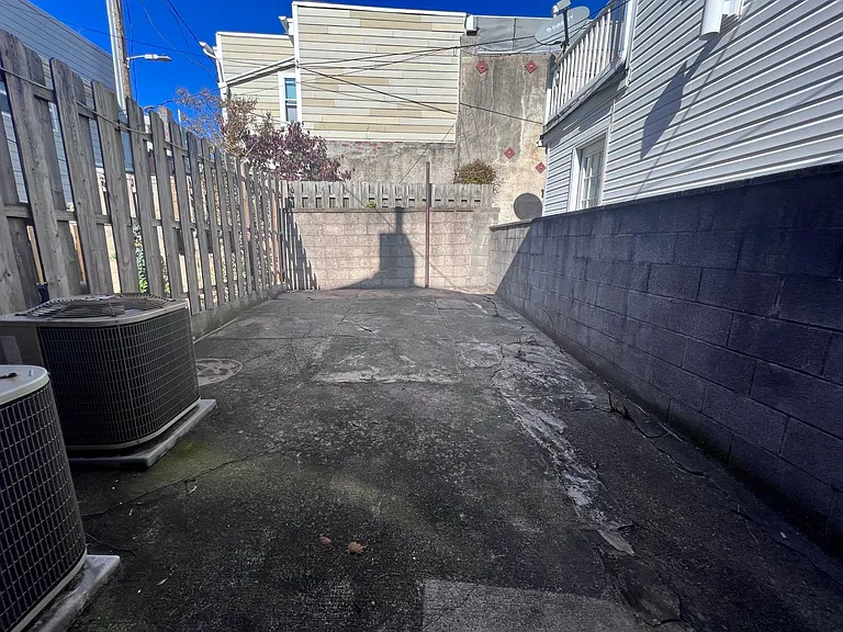 2104 Bank St — Photo 30