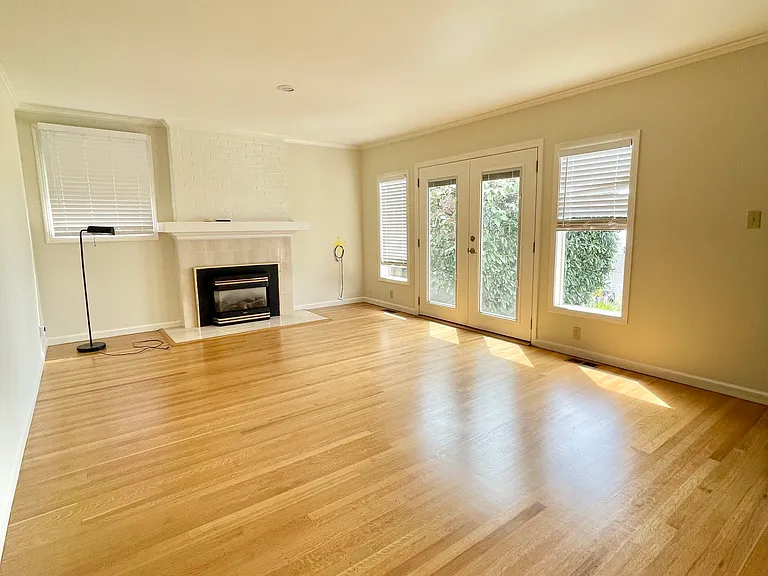 211 Cambridge Ave — Photo 6