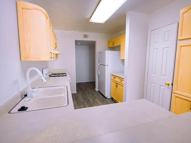 8023 W Rochelle Ave — Photo 8
