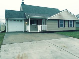 15 Dolphin Rd, Levittown, PA 19056