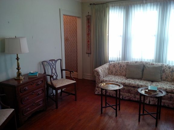4th image of 220 E Oak St