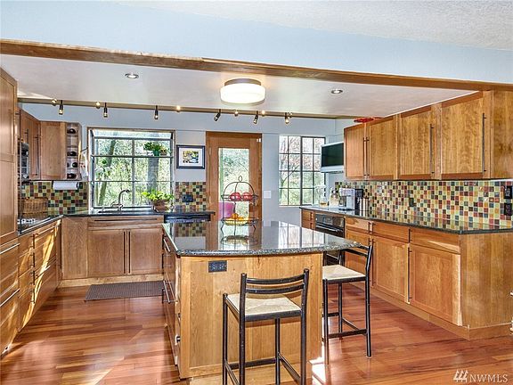 4th image of 2537 NE 191st St