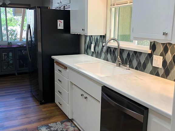 3rd image of 2074 Glenrose Dr