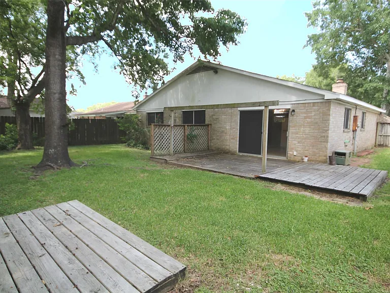 1106 Ravenscourt Dr — Photo 15