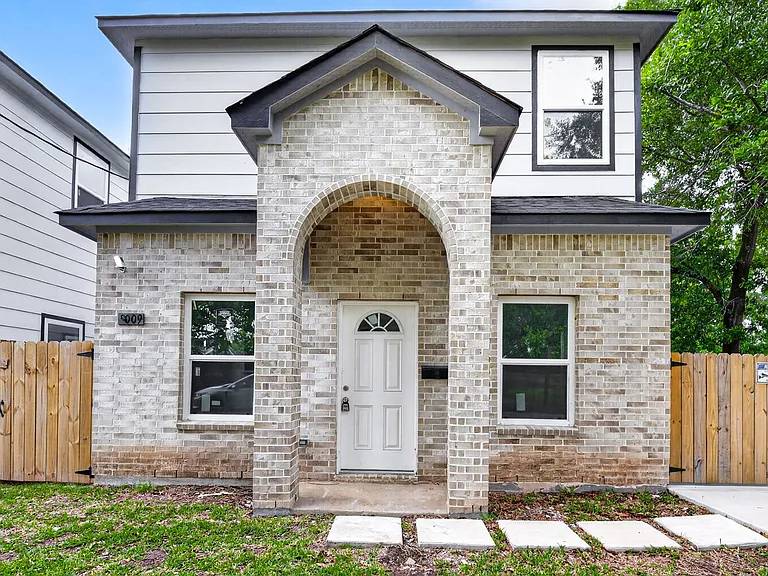 9009 Hilda St — Photo 1