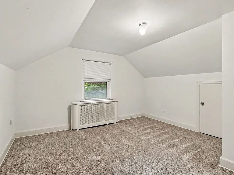 125 W Governor Rd — Photo 16