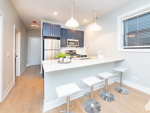 4th image of 2021 W Montrose Ave #3B