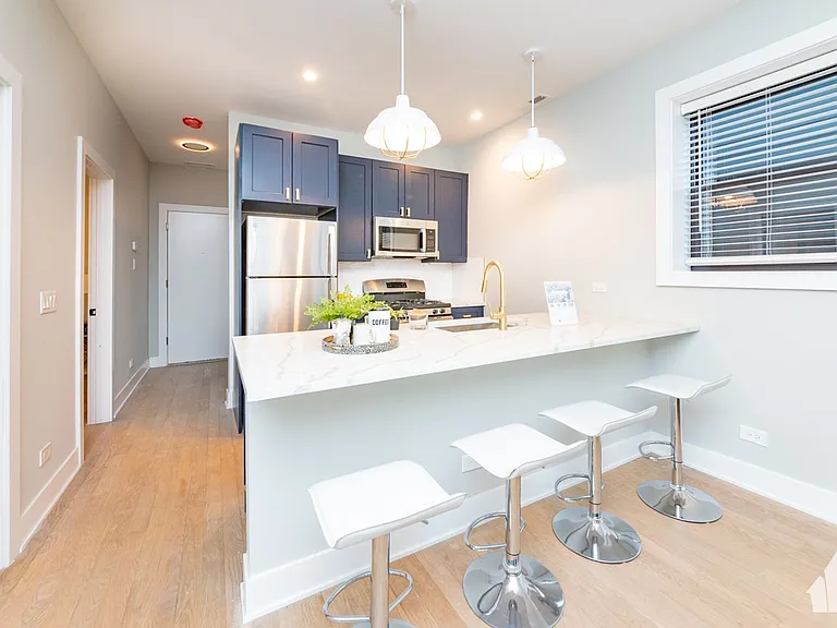 2027 W Montrose Ave #3B — Photo 4