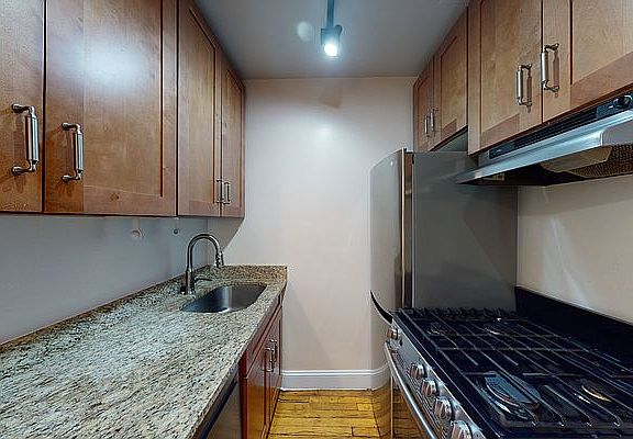2nd image of 107 W 67th St #4FW