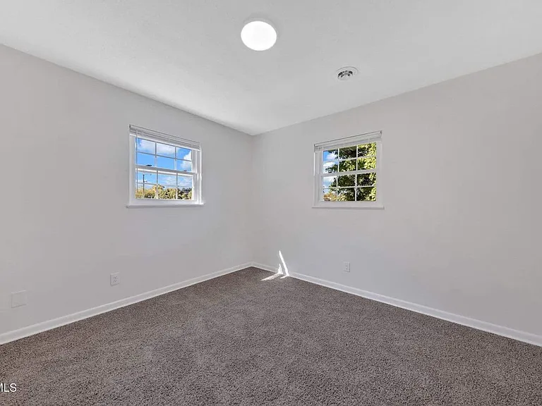 528 Parrish Ln — Photo 10