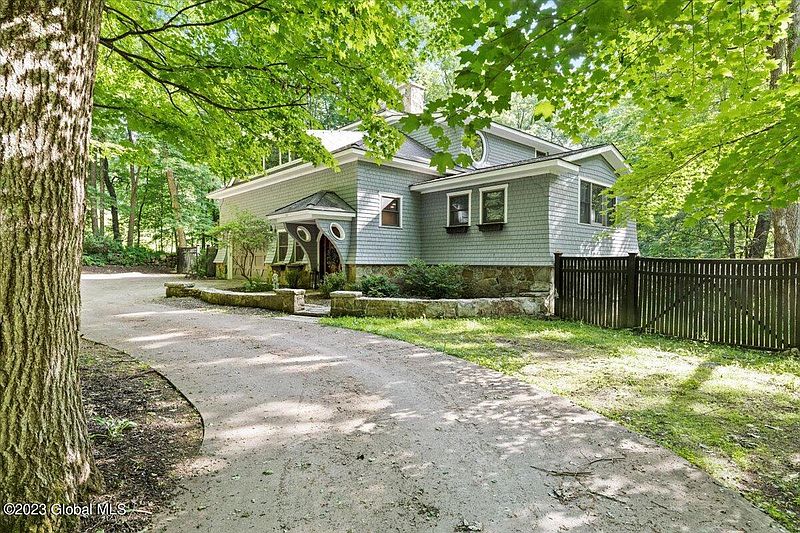 4th image of 233 Locust Grove Rd
