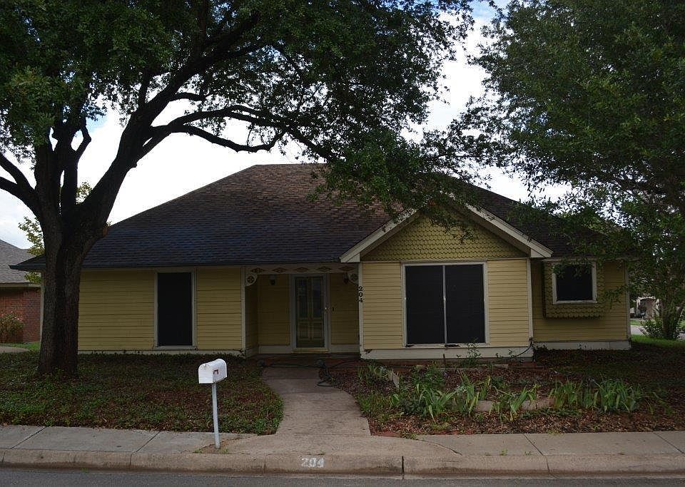1st image of 204 Gingerbread Ln