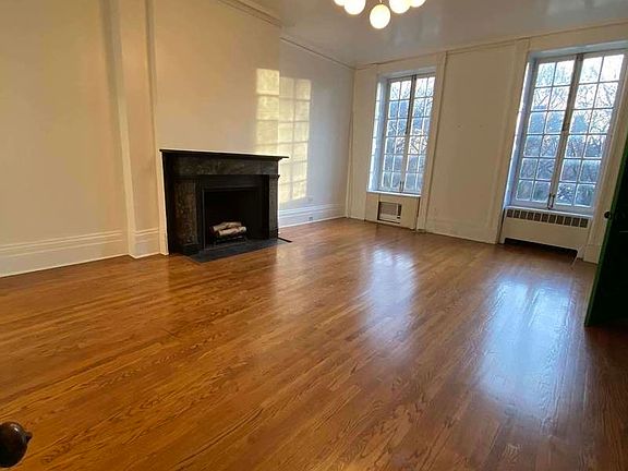3rd image of 23 Washington Sq N #3RR