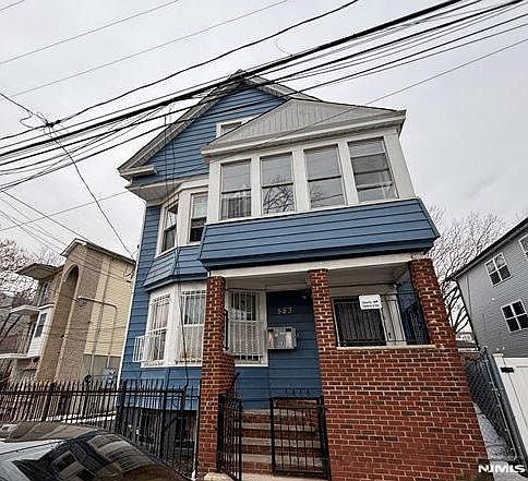 1st image of 555 S 10th St