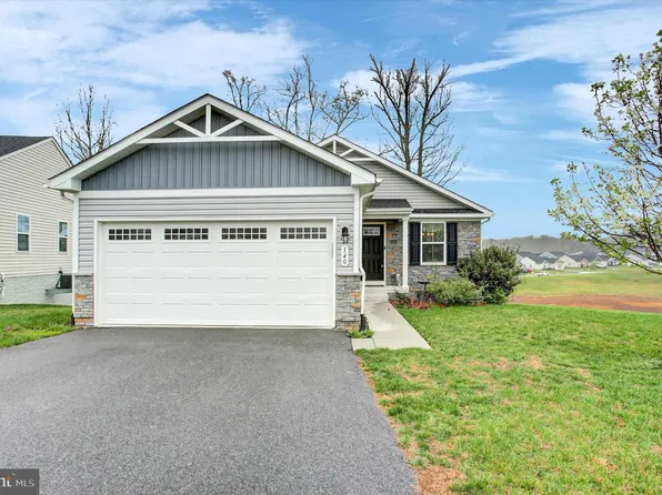 140 Cape Cod Cir, Martinsburg, WV 25403