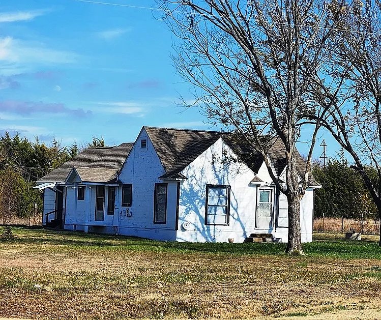 4494 N US Highway 69 — Photo 2