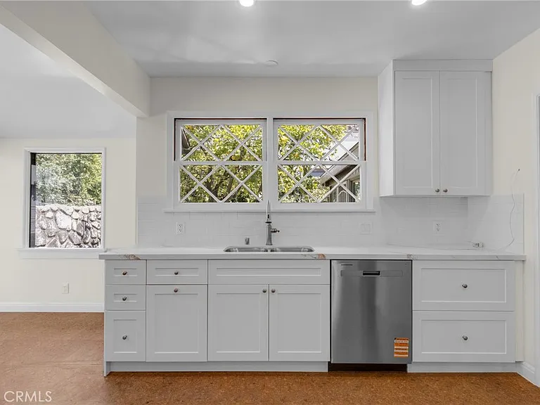 2151 N Altadena Dr — Photo 8