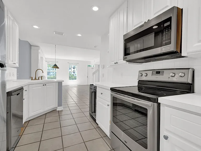 133 Wentworth Ct — Photo 15