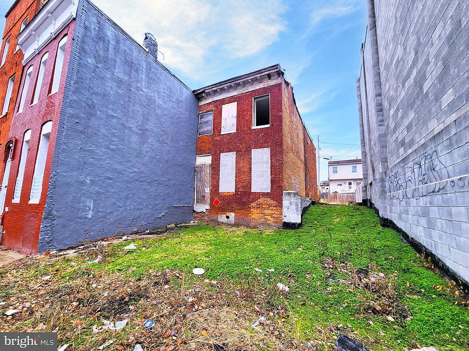 2nd image of 2104 Division St