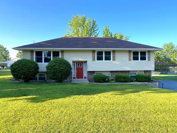 1304 Ivy St, Macon, MO 63552