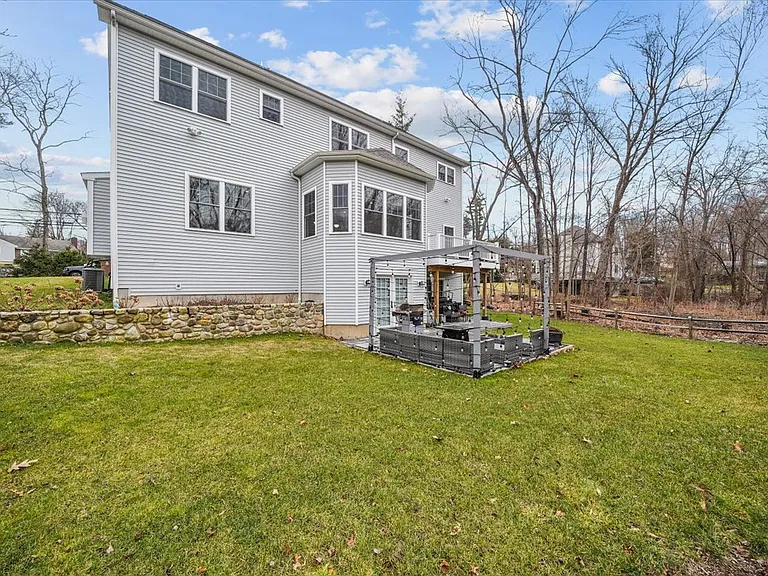 1049 Stillwater Rd — Photo 33