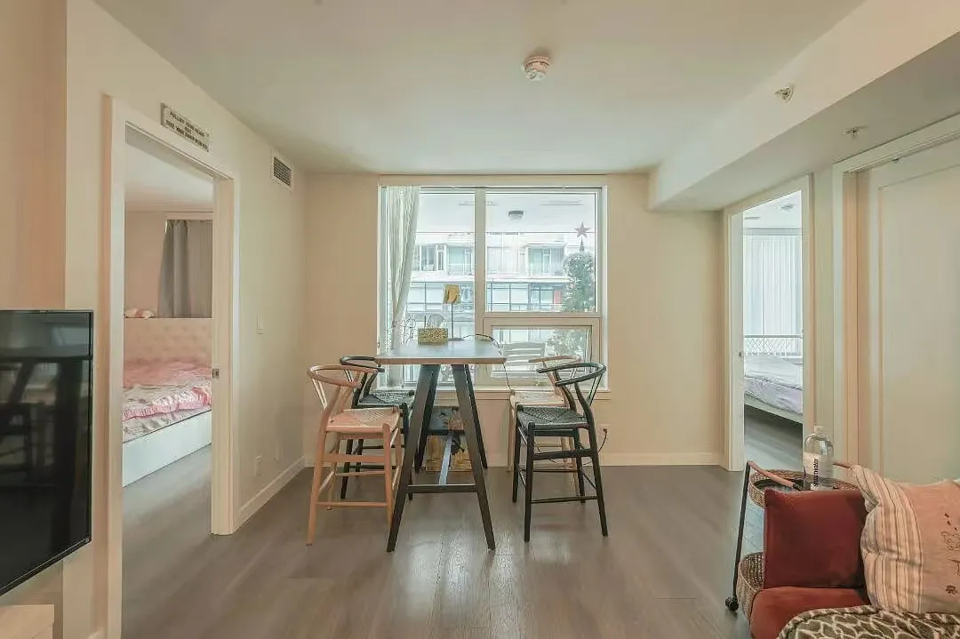 3 bed, 756 sqft, $3,100 — Photo 2