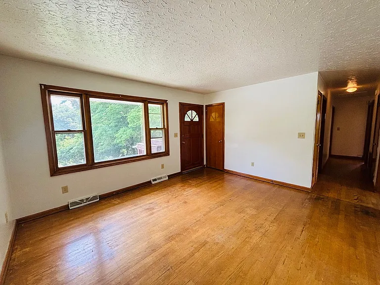 115 Lucas St — Photo 3
