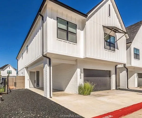 4 bed, 4.5 bath, 2162 sqft, $4,800 — Photo 1