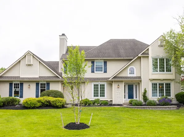 1 Feathery Cir, Penfield, NY 14526