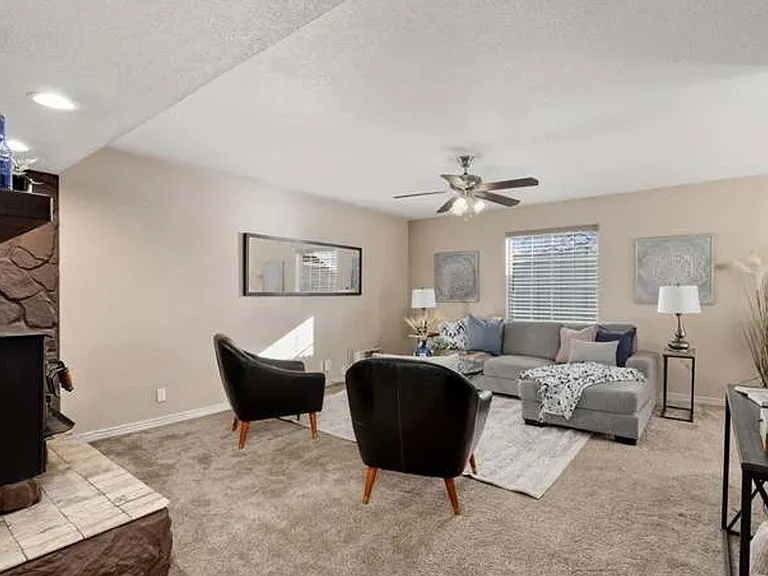 1050 Locust Pl — Photo 4