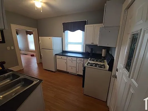 3 bed, 1000 sqft, $1,850 — Photo 3