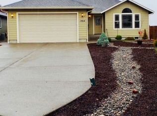 1864 NE Sunset Loop Dr, Roseburg, OR