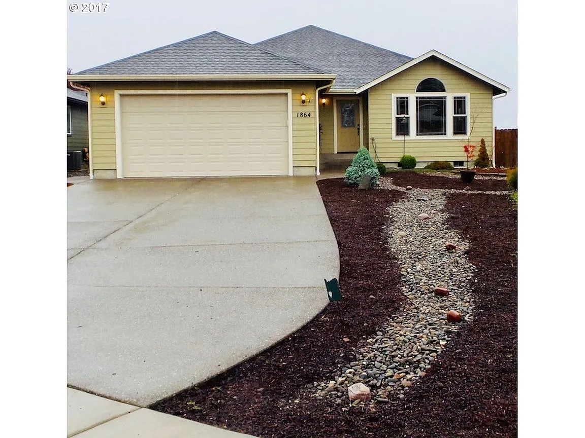 1864 NE Sunset Loop Dr photo 1