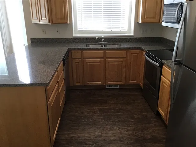 6 bed, 3.0 bath, 3378 sqft, $3,075 — Photo 2