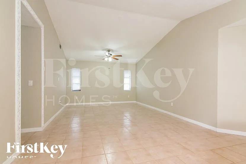 4 bed, 2.0 bath, 1945 sqft, $2,275 — Photo 3