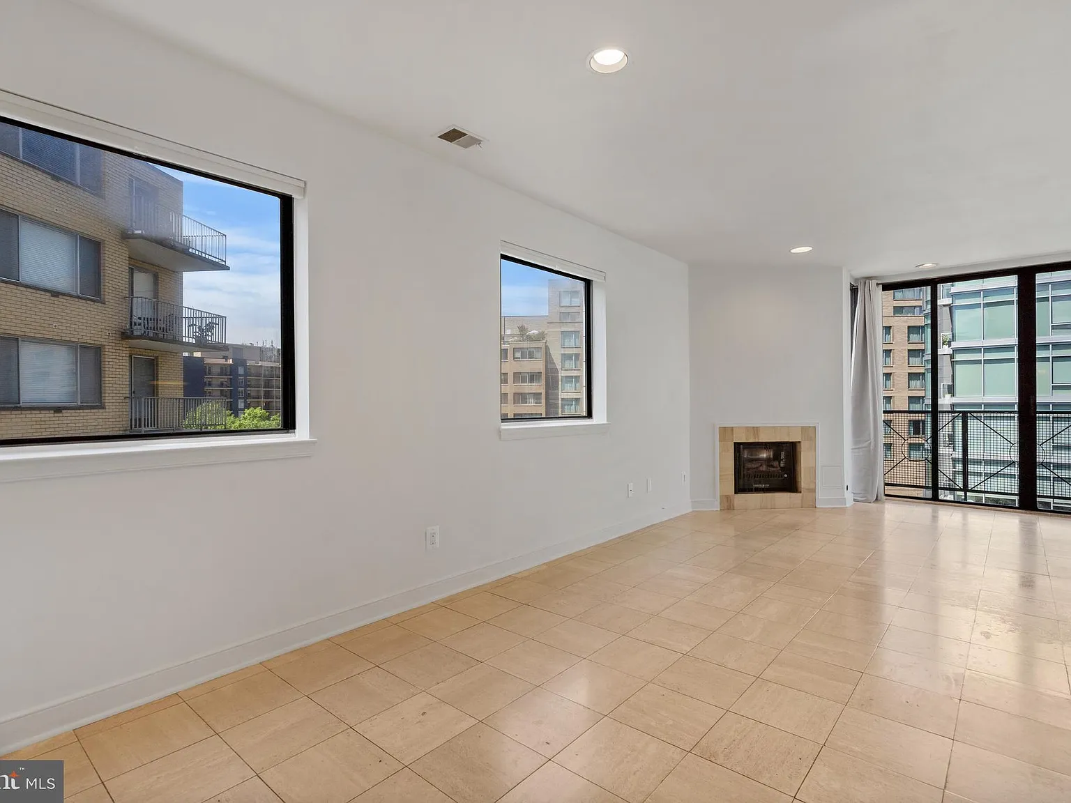 Phoenix Condos — Photo 3