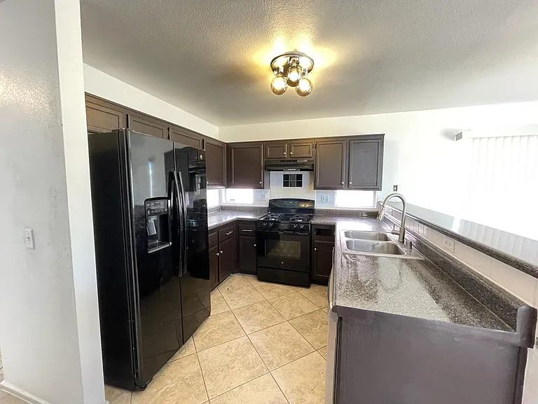5730 Coleridge Way — Photo 8