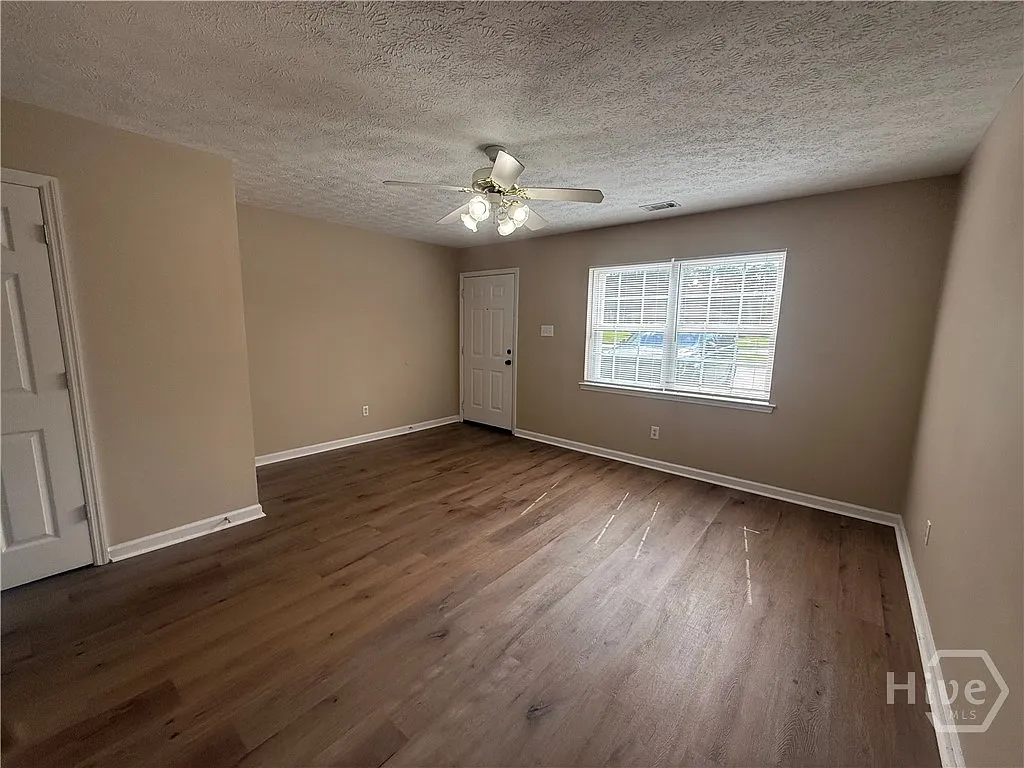 2 bed, 1.5 bath, 1000 sqft, $1,400 — Photo 3